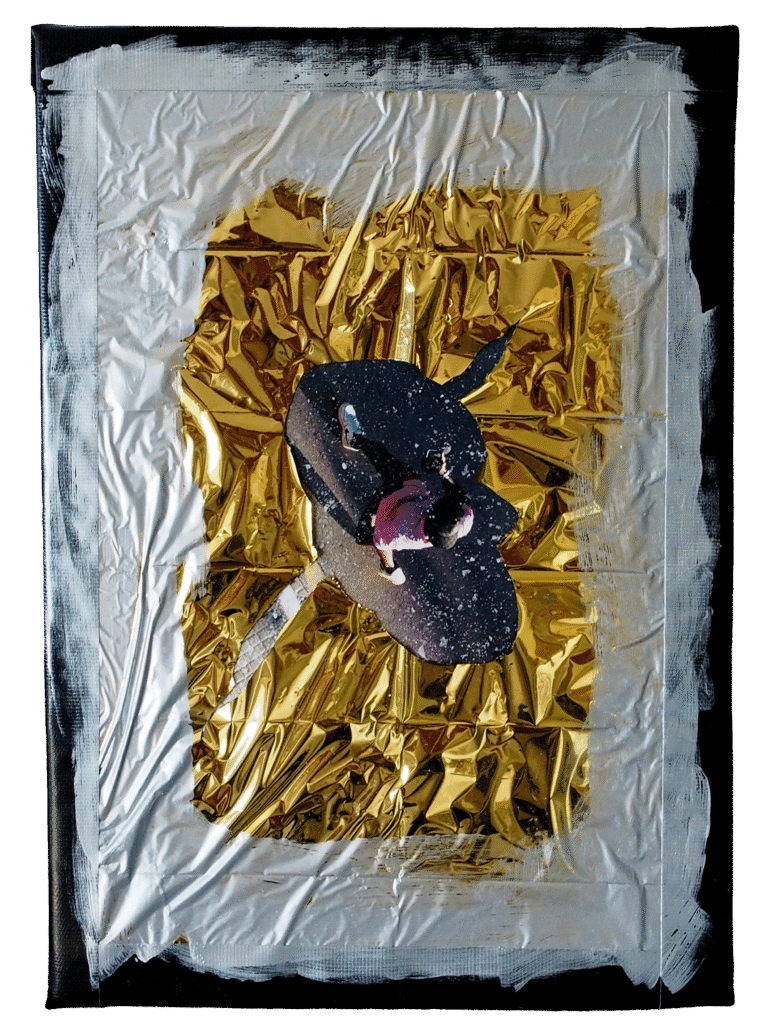 Serie «Manta y sal» (01): manta térmica dorada de rescate marcada por costras de sal marina.