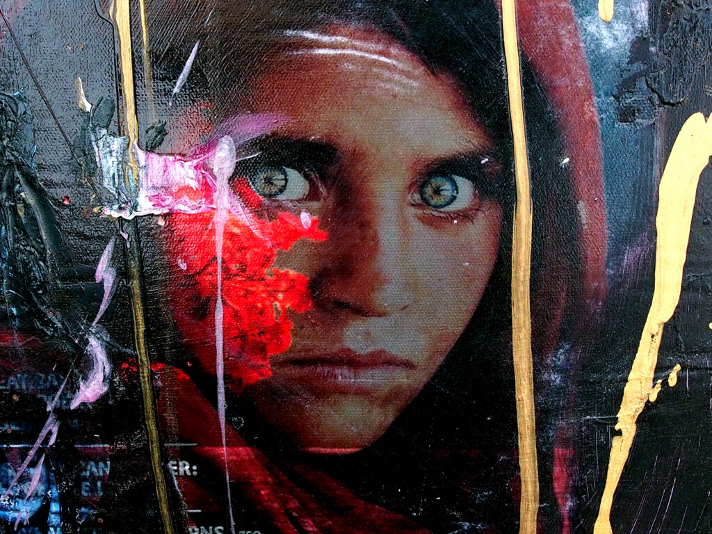 «Secuencia invisible» (detalle): pintura roja y amarilla que cubre parcialmente una imagen transferida.