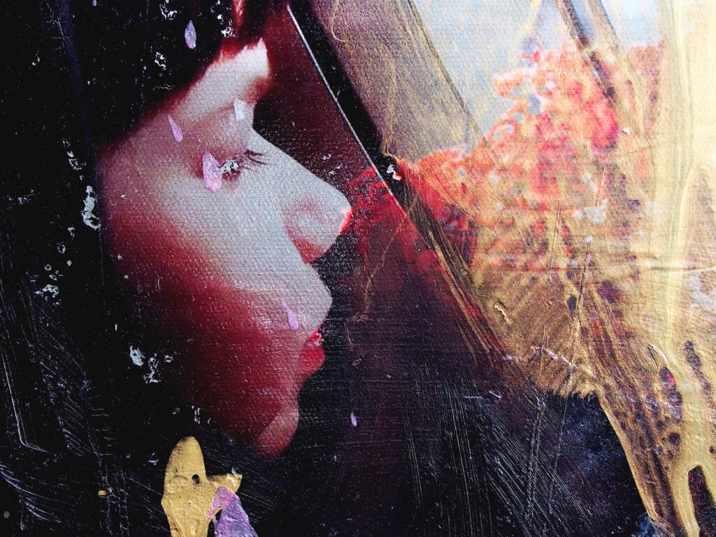 «Secuencia invisible» (detalle): goteos y escritura sobre la imagen intervenida.